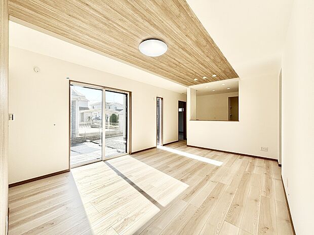 ご家族の賑やかな話し声で包まれる明るいリビング