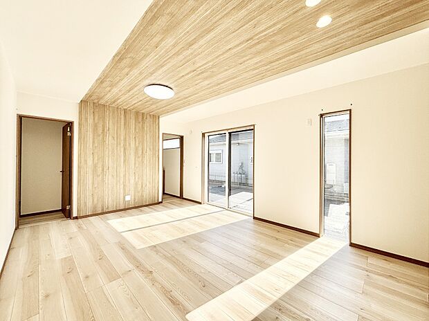 大きな窓からたっぷりの陽光と風を感じられるリビング