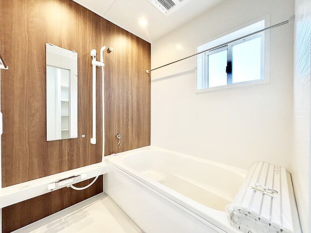 一日の疲れを癒してくれる明るい清潔感のあるバスルーム