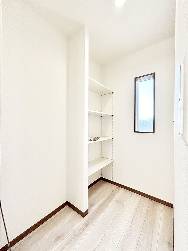 食品のストックや調理器具の保管に便利な可動棚付きパントリー