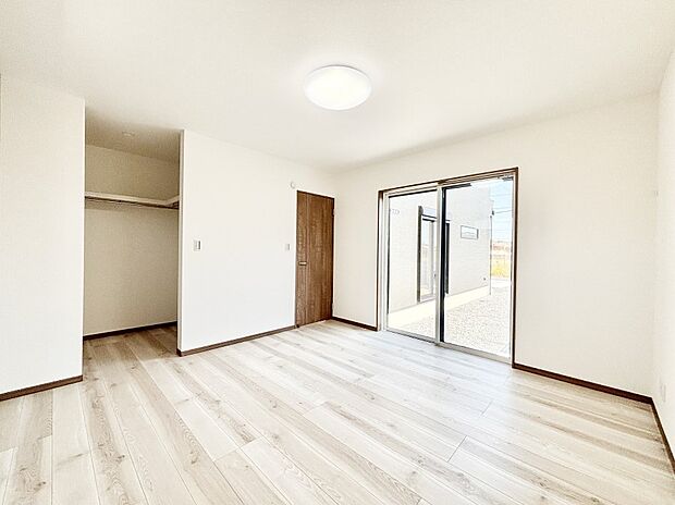 バルコニーが開放感をプラスしてくれる洋室