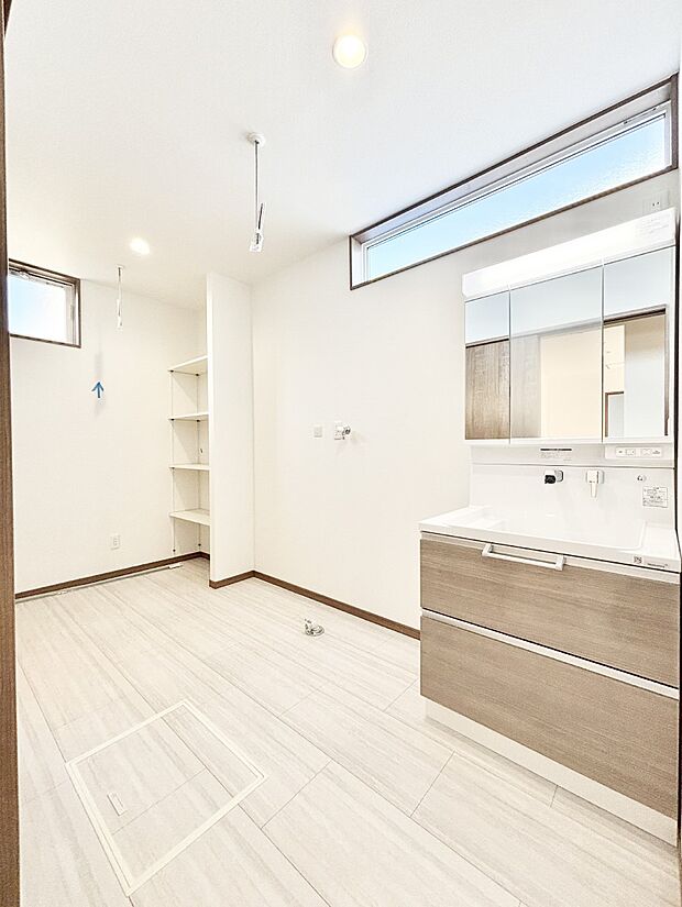 清潔感ある洗面化粧室で朝の身支度も快適