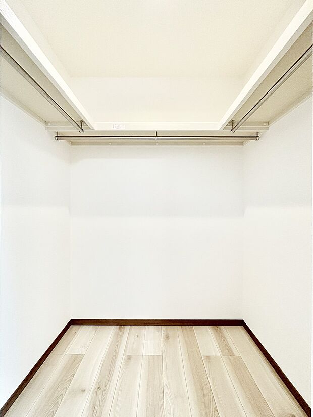 ウォークインクローゼットの活用で生活空間スッキリ