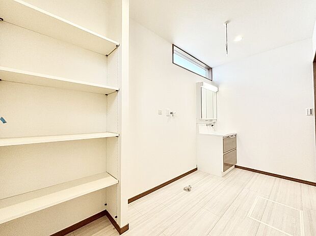 広々とゆとりのあるランドリースペース