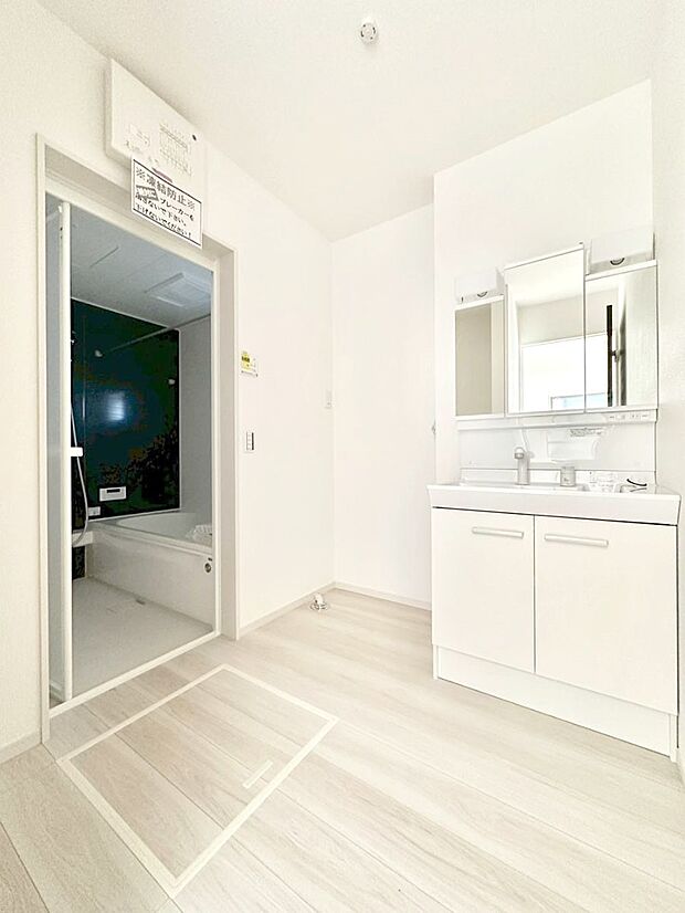 明るい洗面所は毎朝の身支度も楽しくできちゃいそうです。