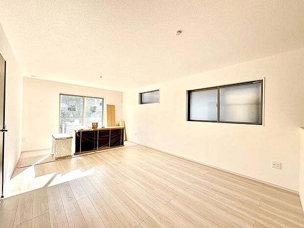 明るい陽光が注ぎ、寛ぎの雰囲気に満たされるダイニング。