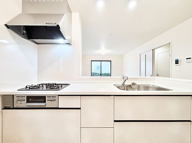 リビングを見渡せる人気のカウンターキッチン。 家族を見守りながら家事をすることができます。