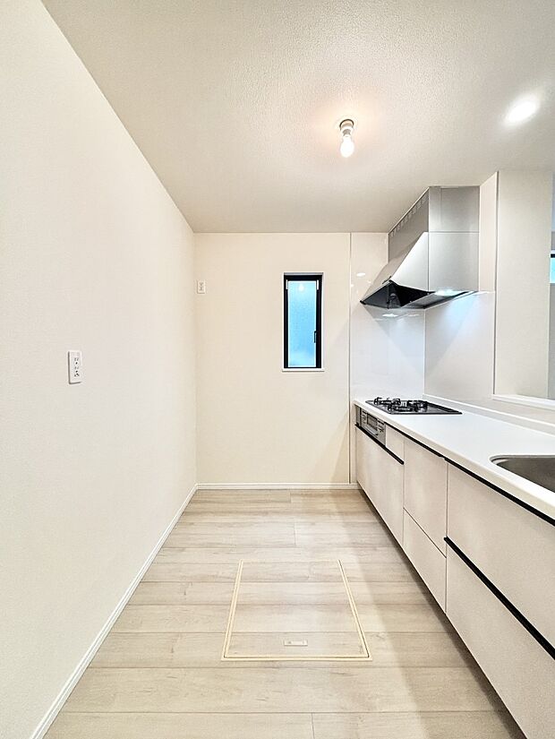 爽やかな風が通り抜けるキッチン。窓があるので明るく換気にも役立ちます。