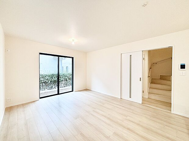 内装「ただいま」「おかえり」家族とのコミュニケーションが深まるリビングイン階段があります。 