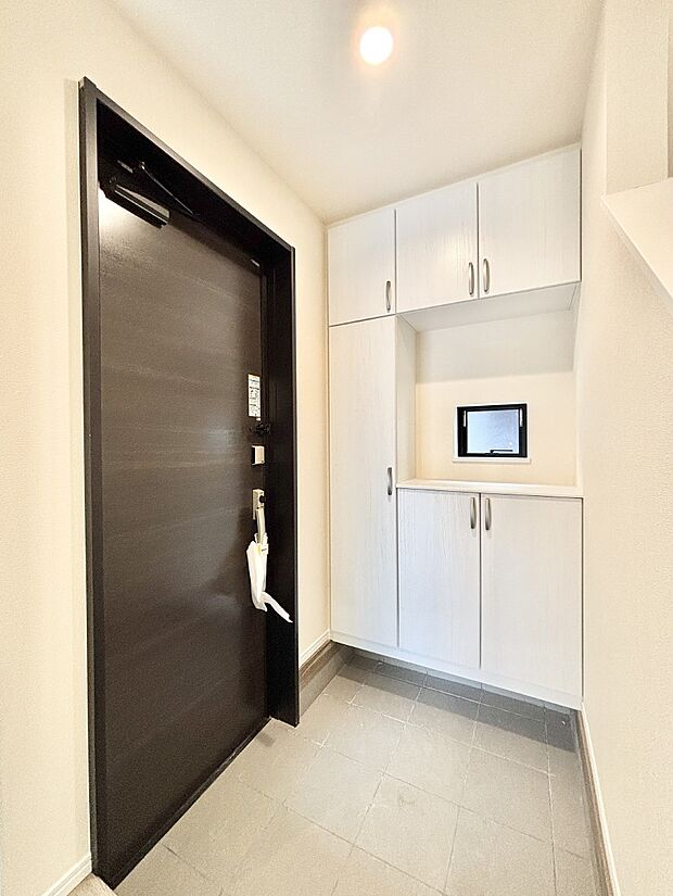 飾り棚を利用して、お越しいただくお客様をおもてなしできます。