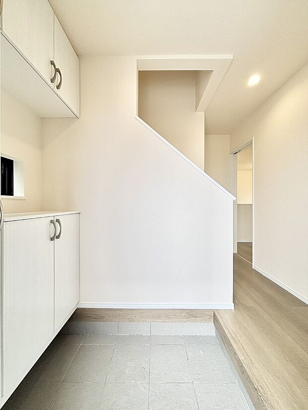 明るい玄関はお客様をお出迎えするのにぴったりです!