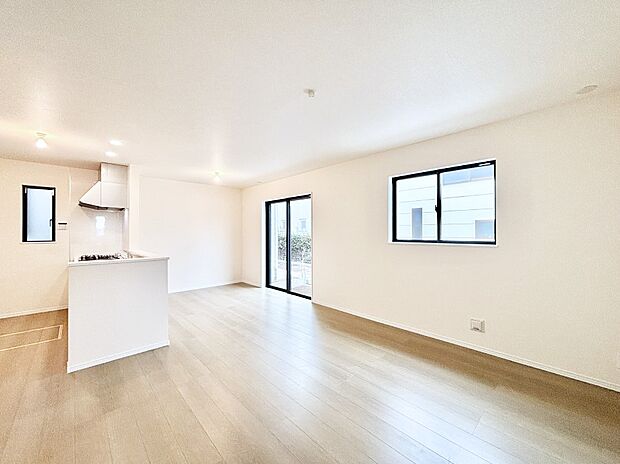 ナチュラルテイストの優しく柔らかい色使いのフローリングが素敵なリビングですね。