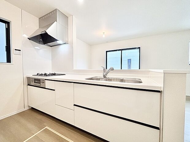 リビングを見渡せる人気のカウンターキッチン。 家族を見守りながら家事をすることができます。