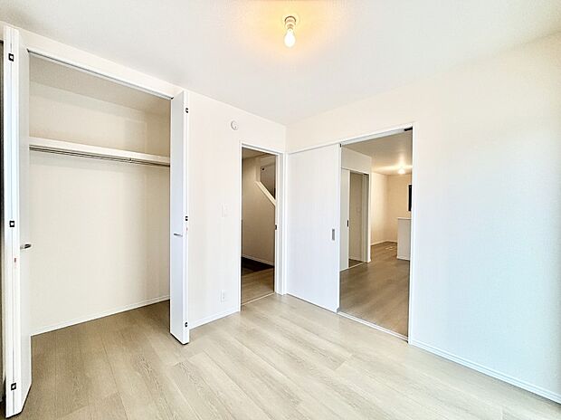 リビングの延長としても利用できる開放感あるお部屋