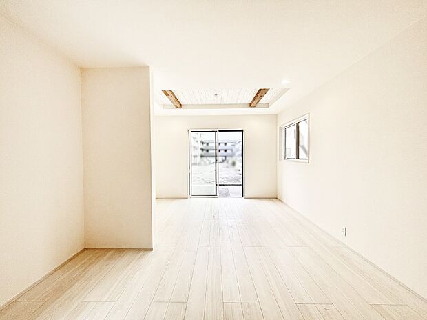 自然光が取り込まれ、家族団らんの場所を明るく演出