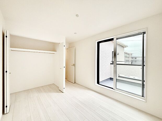 明るいバルコニーサイドに洋室を設置。目覚めの良い寝室に。 