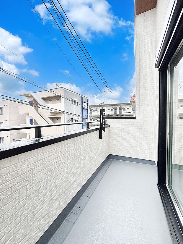 暖かな陽光が降り注ぐバルコニーはお洗濯におすすめ。爽やかな風も心地よいです。