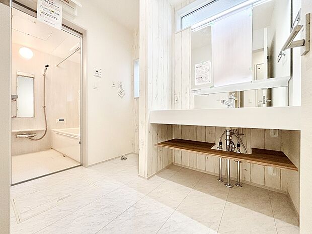 清潔感ある洗面化粧室で朝の身支度も快適