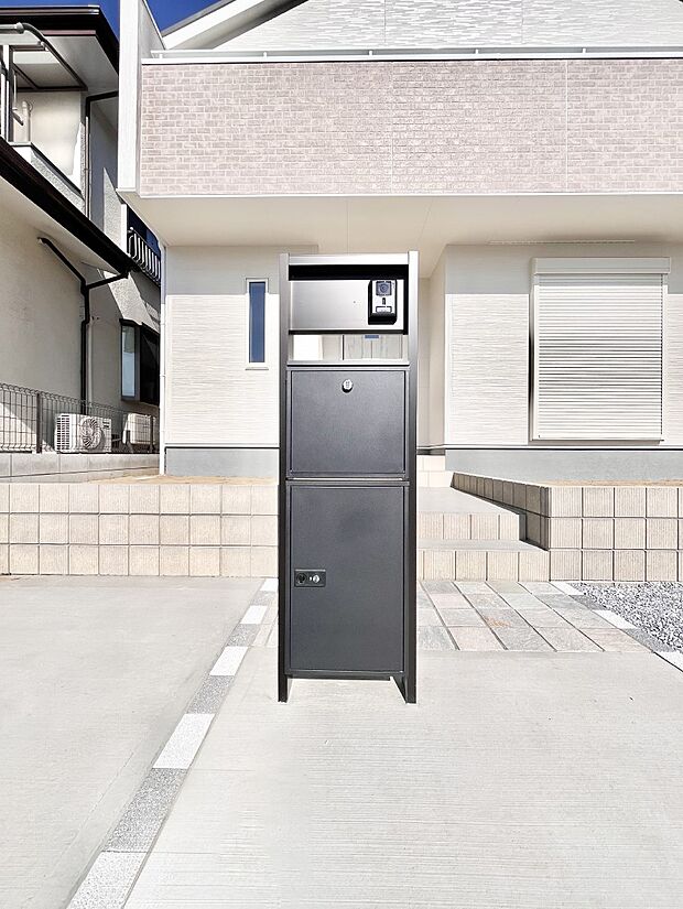 表札・インターホン・ポスト・宅配BOXをひとつに集約。エントランスになじむシンプルデザイン。
