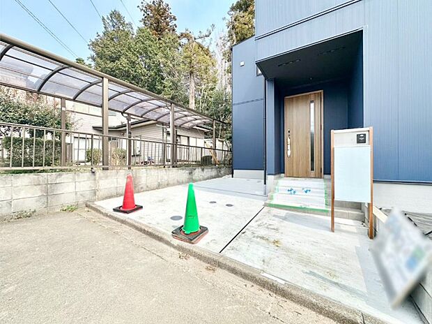 玄関前は雨が降っても濡れにくい屋根付き