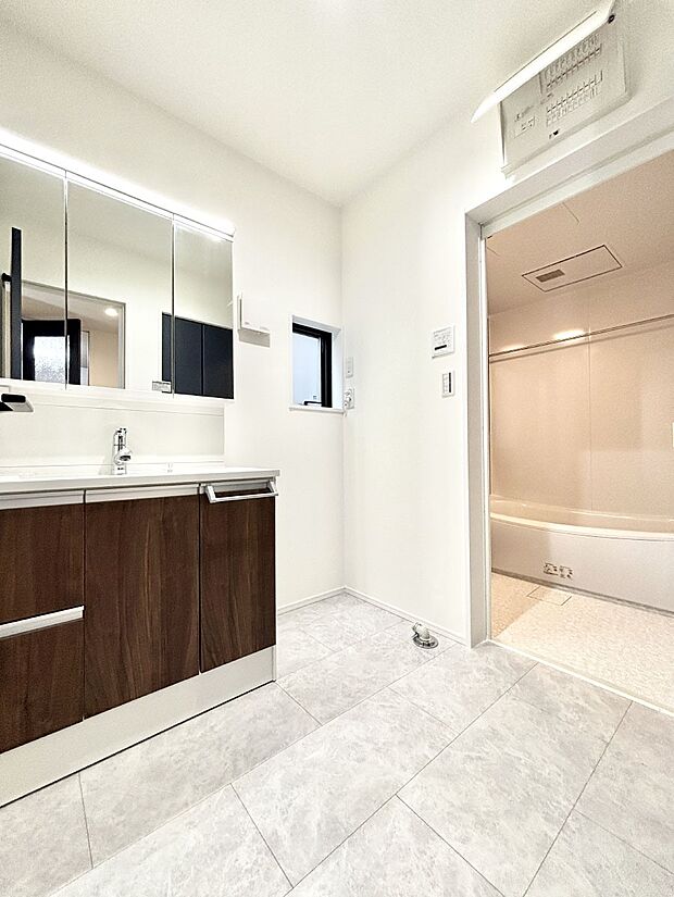 清潔感のある快適空間です。毎日の身支度も気持ち良くお使い頂けます。 