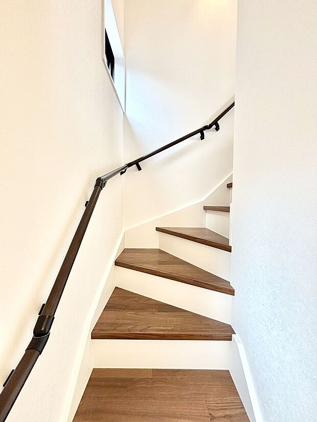 安全性を考慮し階段には手すりを設置しています