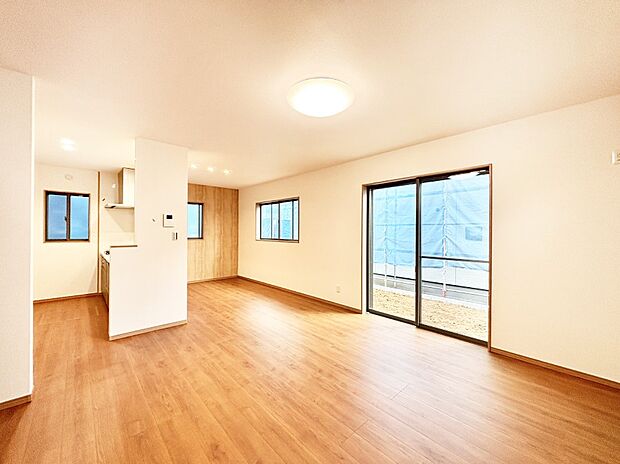 明るい陽光が注ぎ、寛ぎの雰囲気に満たされるリビング・ダイニング。