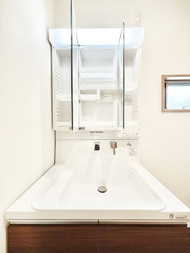 三面鏡の裏に、化粧品や衛生用品などを収納可能。洗面台をすっきりと保ちます！  