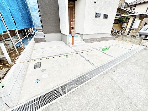 駐車2台可能!急なお客様の駐車に。また、ご家族の自転車スペースとしても大活躍。