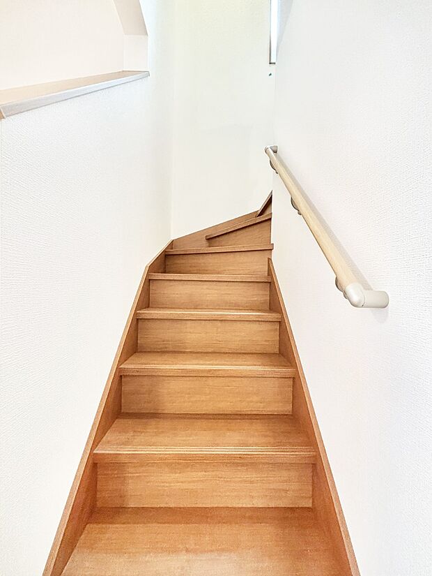 安全性を考慮し階段には手すりを設置しています