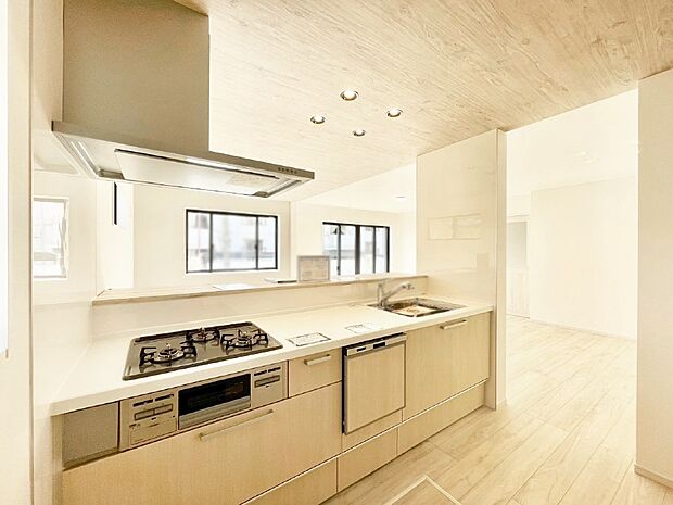 カウンター越しに楽しいおしゃべり。いつものお料理がもっと美味しくなりそうですね。