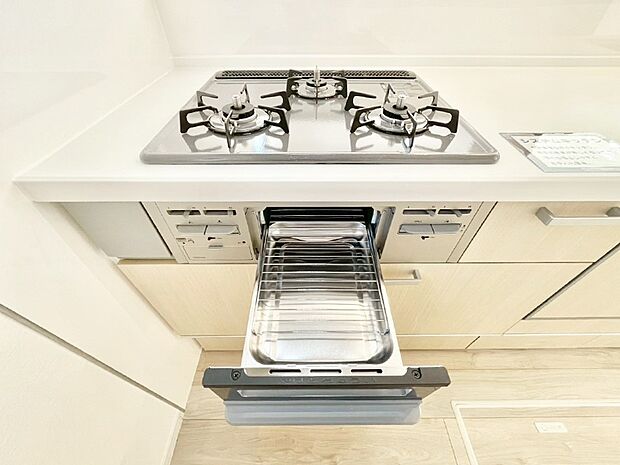ガスコンロはＳｉセンサー搭載。火力調節や焦げ付き・消し忘れも防いでくれます。