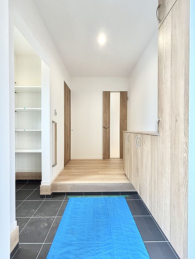 明るい玄関はお客様をお出迎えするのにぴったりです!