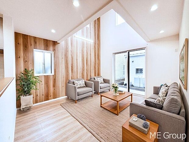 空間を演出する吹き抜けを採用。居心地の良さにこだわったリビング。※家具はCGです