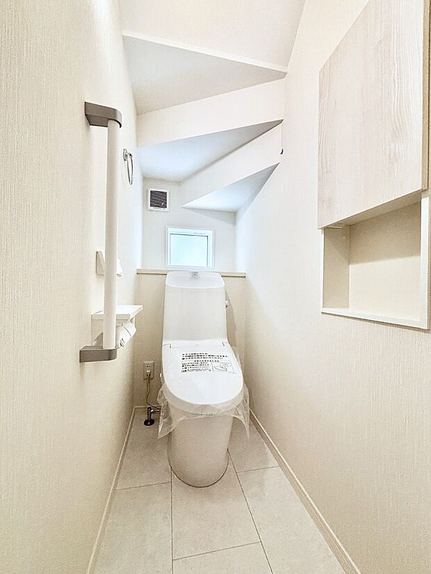 換気用小窓があり、明るく清潔な空間です。