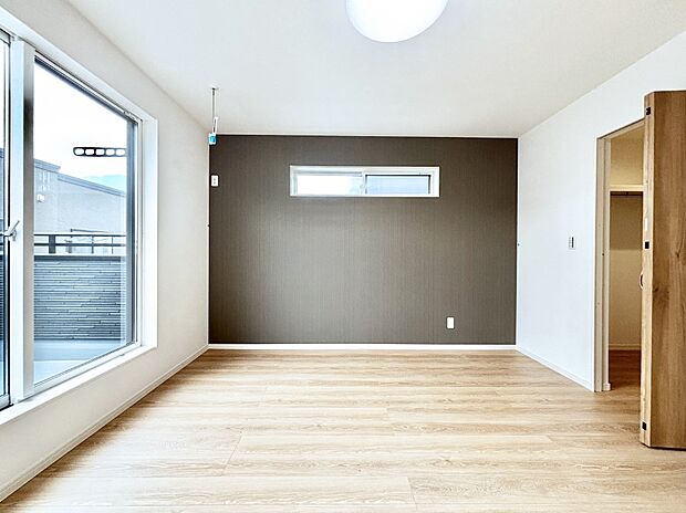 明るいバルコニーサイドに洋室を設置。アクセントクロスが上質な空間を演出!