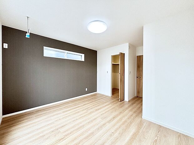 ウォークインクローゼットがあるお部屋！季節ごとの入れ替えも不要で便利です。 