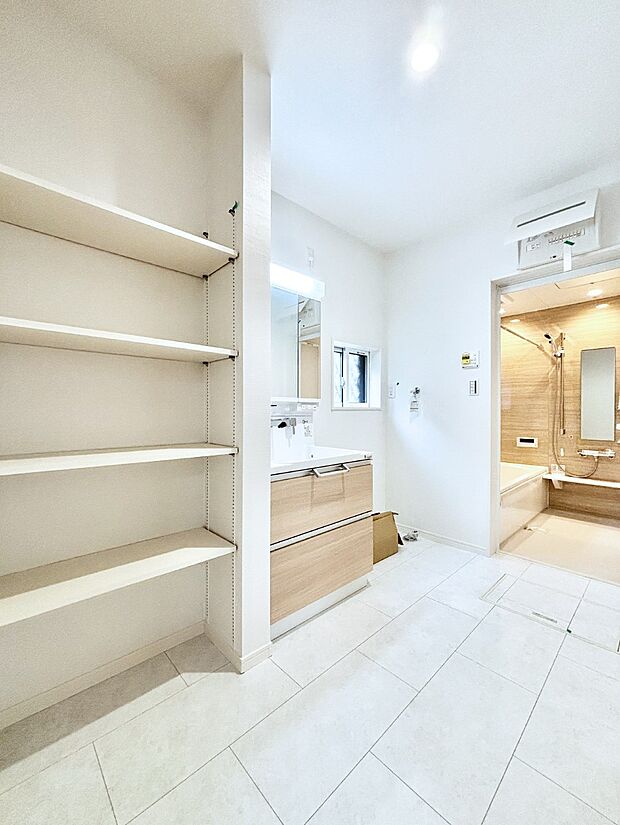 リネン庫がありタオル類や洗剤などストックを収納するのに便利です。