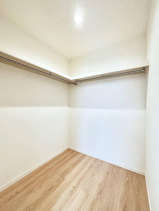 ウォークインクローゼット付きで生活空間を広く利用できます。