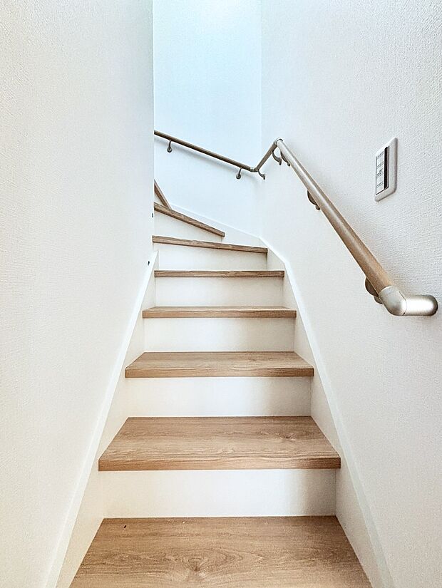 安全性を考慮し階段には手すりを設置しています