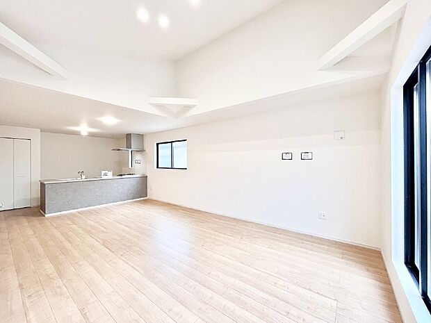 ご家族の賑やかな話し声で包まれる明るいリビング