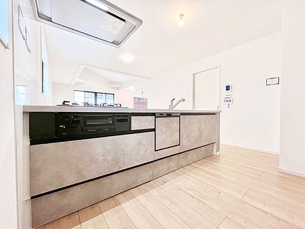 広々とした使い勝手の良いキッチンで日々のお料理も楽しくなりそう