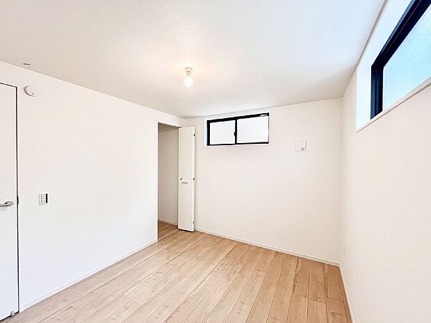 窓からのやさしい光が心地よいプライベートルーム