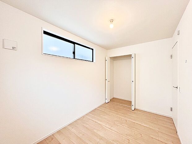 やさしい光がさしこむ居室はしっかり収納付き