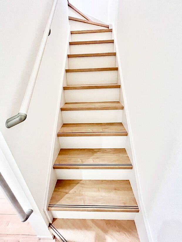 階段は手すり付きなので小さなお子さまやご高齢の方も安心です