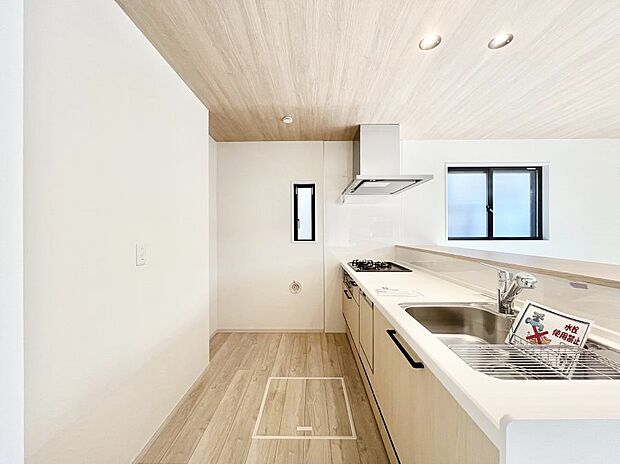 爽やかな風が通り抜けるキッチン。窓があるので明るく換気にも役立ちます。