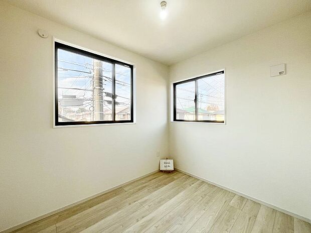 窓からのやさしい光が心地よいプライベートルーム   