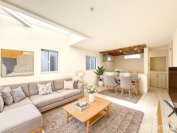 ご家族の賑やかな話し声で包まれる明るいリビング ※家具はCGです