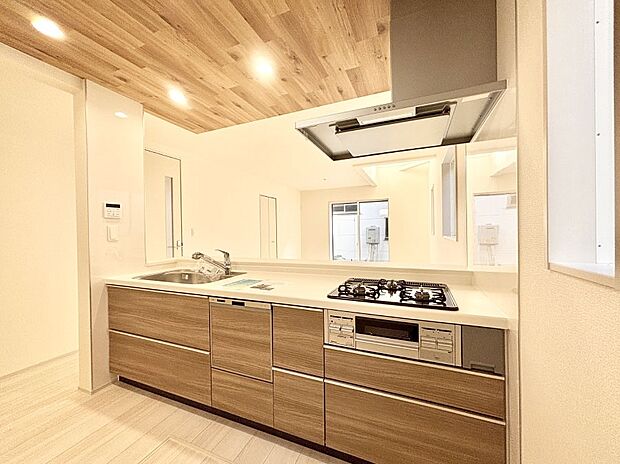 料理をしながらでもご家族との会話を楽しめる対面キッチン