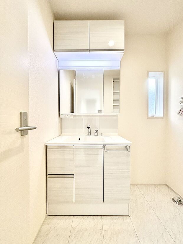 大きく見やすい三面鏡で清潔感ある洗面台は、身だしなみチェックや肌のお手入れにおすすめです。